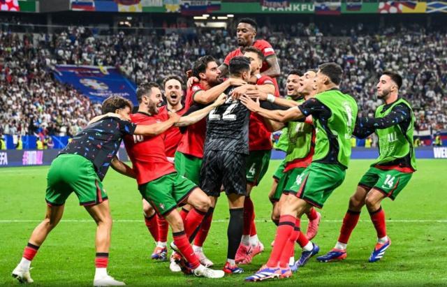 开云官网-佩佩C罗险成罪人 点球大战三连扑 科斯塔一战成圣